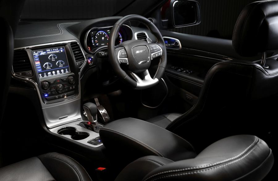 Интерьер Jeep Grand Cherokee SRT Night 2016 года  (AU) (фото 7 из 26)
